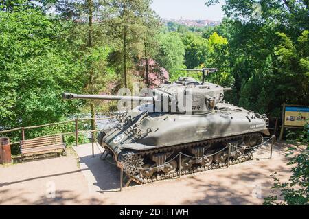 Tank M4 Sherman il Liberatore di fronte alla mostra Underground World nel giardino zoologico e botanico di Plzen, Repubblica Ceca, martedì 13 giugno, Foto Stock