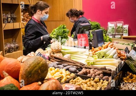 Lione (Francia), 22 dicembre 2020. L'Halles de Lyon Paul Bocuse è un importante centro della gastronomia di Lione ed è in pieno svolgimento durante la stagione delle feste. Foto Stock