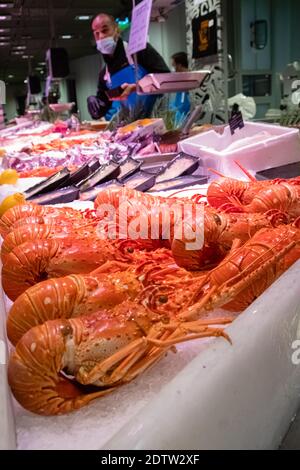 Lione (Francia), 22 dicembre 2020. L'Halles de Lyon Paul Bocuse è un importante centro della gastronomia di Lione ed è in pieno svolgimento durante la stagione delle feste. Foto Stock