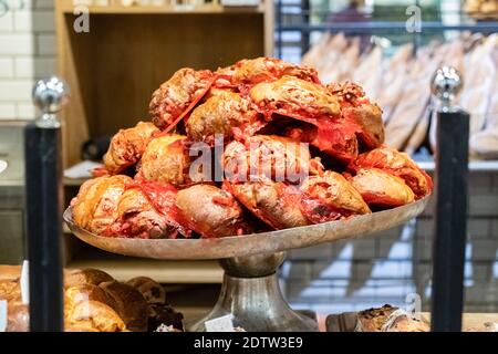 Lione (Francia), 22 dicembre 2020. L'Halles de Lyon Paul Bocuse è un importante centro della gastronomia di Lione ed è in pieno svolgimento durante la stagione delle feste. Foto Stock