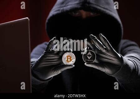 Hacker internazionale sta cercando di acciaio la vostra moneta criptovaluta. Sicurezza Blockchain. Ladro con notebook sta hacking governi computer. Attacchi di phishing. Foto Stock