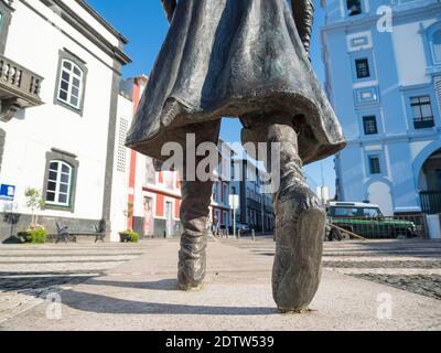 Statua di Vasco da Gama di Duker Bower, patio da Alfandega vicino al porto. Capitale Angra do Heroismo, il centro storico è parte del mondo UNESCO h Foto Stock