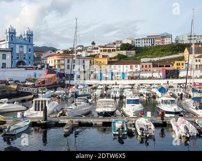 Il porto turistico. Capitale Angra do Heroismo, il centro storico è parte del patrimonio mondiale dell'UNESCO. Isola Ilhas Terceira, parte delle Azzorre (Ilhas dos AC Foto Stock