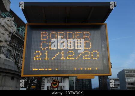 Il confine chiuso al 21 dicembre 2020 cartello con la scritta Traffic Information Board Foto Stock