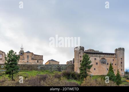 Vista panoramica del centro storico di Puebla de Sanabria con il suo castello sulla destra, la chiesa, le case e le pareti decorate con luci di Natale nel pari Foto Stock