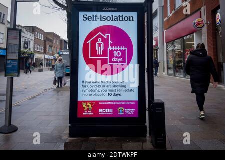 Watford, Regno Unito. 22 dicembre 2020. Un segno digitale visualizza un messaggio relativo al coronvirus a Watford, Hertfordshire. La contea, così come gran parte del Regno Unito, è nel livello 4, rimanere a casa, livello di allarme come la pandemia di coronavirus continua e l'individuazione di un nuovo ceppo mutante sta mettendo pressione sul governo britannico per attuare un blocco nazionale. Credit: Stephen Chung / Alamy Live News Foto Stock