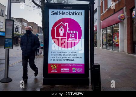 Watford, Regno Unito. 22 dicembre 2020. Un segno digitale visualizza un messaggio relativo al coronvirus a Watford, Hertfordshire. La contea, così come gran parte del Regno Unito, è nel livello 4, rimanere a casa, livello di allarme come la pandemia di coronavirus continua e l'individuazione di un nuovo ceppo mutante sta mettendo pressione sul governo britannico per attuare un blocco nazionale. Credit: Stephen Chung / Alamy Live News Foto Stock