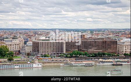 Vista della città di Budapest sul Danubio, in un giorno d'autunno. Foto Stock