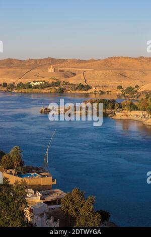 Egitto, Alto Egitto, Assuan, Isola Elefantina, Vista sul fiume Nilo verso il Mausoleo di Aga Khan sulla Cisgiordania Foto Stock