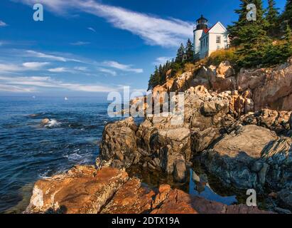 Bass Harbor Head Light è un faro situato all'interno del Parco Nazionale di Acadia, all'angolo sud-est di Mount Desert Island, Maine, che segna l'ingresso Foto Stock