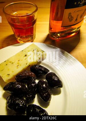 Meze da Creta. Olive, Graviera e Brandy greco Foto Stock