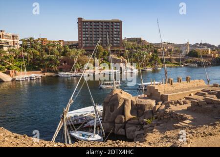 Egitto, Alto Egitto, Assuan, New Cataract Hotel, un'estensione dell'Old Cataract Hotel, visto dalle rovine di Khnum sull'Isola Elefantina Foto Stock