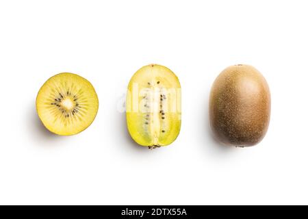 Kiwi giallo maturo isolato su sfondo bianco. Frutta di kiwi dimezzata. Foto Stock