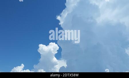 Cielo estivo, blu chiaro mezzo, mezzo con nubi tempeste imminenti, spazio per la copia, testo Foto Stock