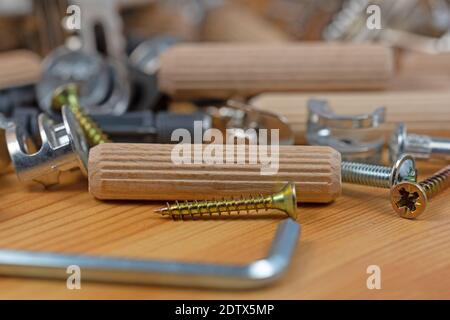 Vari accessori per mobili e utensili di assemblaggio in un primo piano Foto Stock