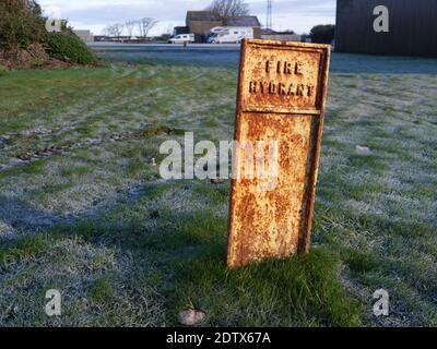 Cartello antincendio sul vecchio campo d'aviazione della seconda guerra mondiale a Jurby, Isola di Man Foto Stock