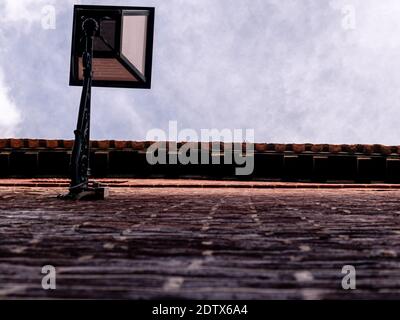 ABBINA IL PROFILO A STREET LIGHT, VISTO DAL BASSO PER LE STRADE DI TOLEDO, SPAGNA Foto Stock