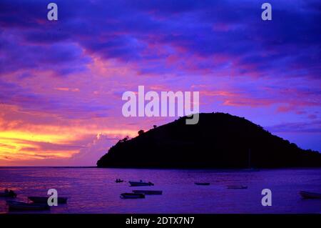 Tramonto o tramonto sull'Ambatoloaka Beach Nosy Be Island Madagascar nord-occidentale Foto Stock