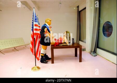 Londra, Regno Unito, 22 dicembre 2020 la scultura di Donald Trump di Alison Jackson in vista del pubblico passando per la strada alla Soho Revue Gallery. Strade vuote e negozi e teatri chiusi 3 giorni prima di Natale a causa del blocco del coronavirus di livello 4. Credit: JOHNNY ARMSTEAD/Alamy Live News Foto Stock