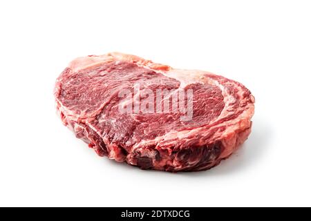 Marmoring ribeye bistecca isolato su sfondo bianco. Preparare la truppa di manzo con costolette. Fotografia alimentare Foto Stock
