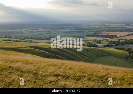 Campagna inglese da White Horse Hill Uffington con disegno di cavalli in collina Foto Stock