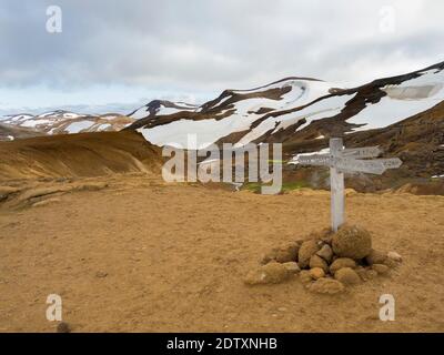 Cartello per escursionisti nella zona geotermica Hveradalir nelle montagne Kerlingarfjoell negli altopiani dell'Islanda. Europa, Nord Europa, Islanda, Foto Stock