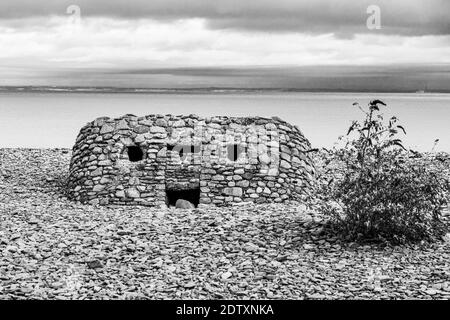 Una vecchia scatola di pillola difensiva sulla spiaggia a Porlock Weir, Somerset UK Foto Stock