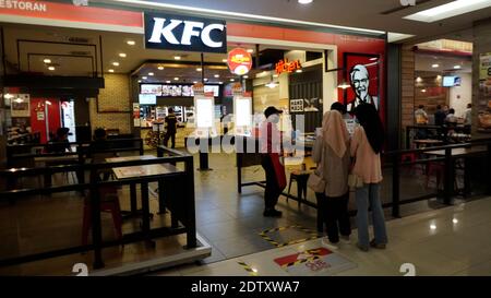 Rawang, Selangor, Malesia, 23 dicembre 2020 - l'atmosfera nel centro commerciale con meno visitatori durante la stagione della pandemia del covid-19. Foto Stock