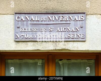 Cartelli presso le case a chiusa lungo Canal du Nivernais in Borgogna, Francia Foto Stock