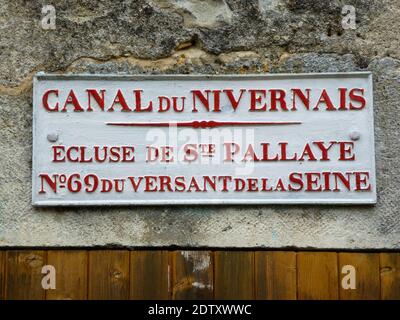 Cartelli presso le case a chiusa lungo Canal du Nivernais in Borgogna, Francia Foto Stock