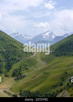 Ammira il paesaggio con la valle e le montagne dell'Alvernia-Rodano-Alpi in Francia Foto Stock