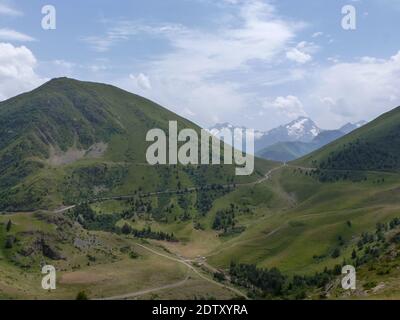 Vista sul paesaggio con la valle e le montagne di Auvergne in Francia Foto Stock