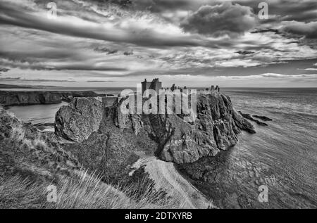 Fortezza medievale Castello di Dunnottar (Aberdeenshire, Scozia) - immagine monocromatica Foto Stock