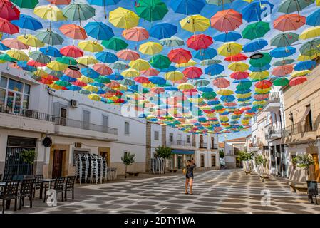 Ombrelloni colorati nel cielo Foto Stock