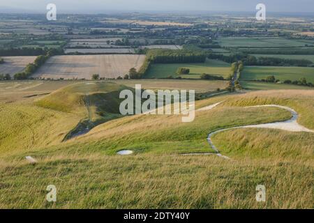 Campagna inglese da White Horse Hill Uffington con disegno di cavalli in collina Foto Stock