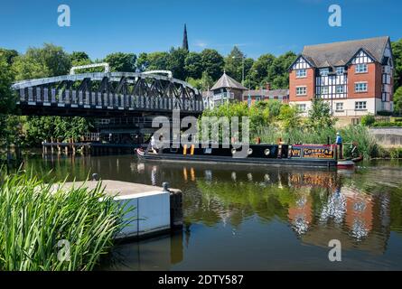 Narrowboat sul fiume Weaver passando sotto Hayhurst Bridge, Northwich, Cheshire, Inghilterra, Regno Unito Foto Stock