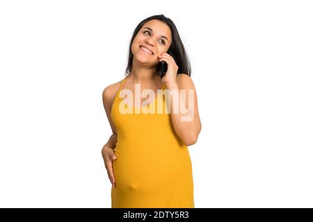 Donna incinta che parla al telefono. Foto Stock