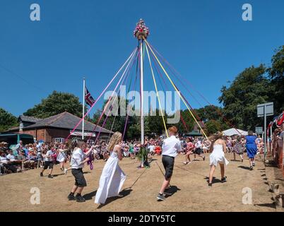 Ballerini di Maypole, fiera del villaggio di WhiteGate, WhiteGate, Cheshire, Inghilterra, Regno Unito Foto Stock