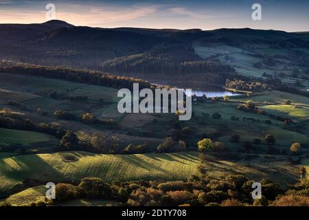 Shutlingsoe e Macclesfield Forest dal naso di Tegg alla prima luce, il naso di Tegg, vicino a Macclesfield, Cheshire, Inghilterra, Regno Unito Foto Stock