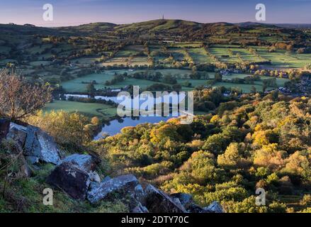 Toves Nose Reservoir e Bottoms Reservoir dal naso di Toves alla prima luce, Tovg’s Nose, vicino a Macclesfield, Cheshire, Inghilterra, Regno Unito Foto Stock