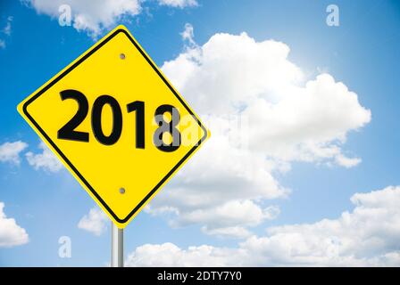 La rappresentazione tridimensionale del segnale stradale 2018 sul cielo blu rappresenta il nuovo anno 2018, illustrazione 3D Foto Stock