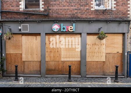 Chiuso e salito a bordo bar durante il Coronavirus covid-19 pandemic lockdown, Ashton Lane, Glasgow, Scozia, Regno Unito Foto Stock