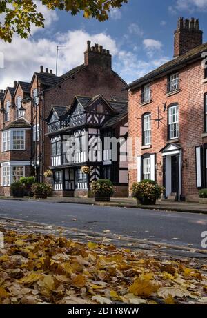 Il legno bianco e nero incorniciato sacerdoti Casa in autunno, Prestbury, Cheshire, Inghilterra, Regno Unito Foto Stock