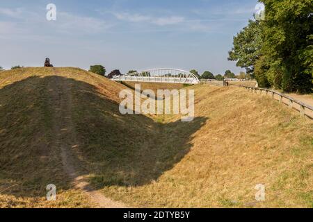 Il ponte sul fossato intorno al Queens Sconce, forte inglese della Guerra civile, Newark, Nottinghamshire, Regno Unito. Vista dall'angolo se verso nord. Foto Stock