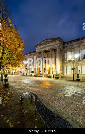 Macclesfield Town Hall di notte in autunno, Market Place, Macclesfield, Cheshire, Inghilterra, Regno Unito Foto Stock