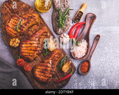 carne di maiale cotta alla griglia, manzo, tritare su un osso, su un tagliere, spezie Foto Stock