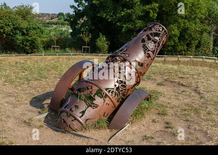 Monumento ai cannoni di Michael Condron sulla cima di Queens Sluce, fortezza inglese della Guerra civile, Newark, Nottinghamshire, Regno Unito. Foto Stock