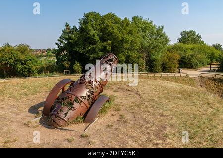 Monumento ai cannoni di Michael Condron sulla cima di Queens Sluce, fortezza inglese della Guerra civile, Newark, Nottinghamshire, Regno Unito. Foto Stock