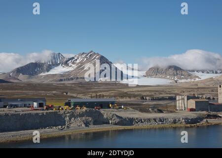 NY-Alesund, Svalbard, Norvegia - Luglio 24 2017: La cittadina di NY Alesund a Svalbard, un arcipelago norvegese tra Norvegia e Polo Nord. È il Foto Stock