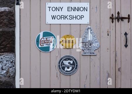 Badge Old Motor Industry su Garage Door, Peckforton, Cheshire, Inghilterra, Regno Unito Foto Stock